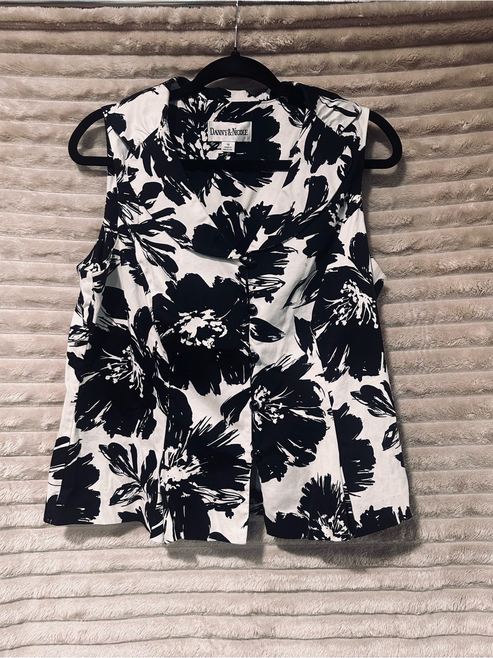 Vintage Danny & Nicole Black and White Floral Sleeveless Blouse